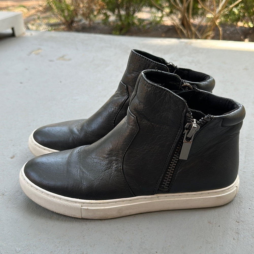 Kenneth Cole Kayla Leather Double Zipper Sneaker